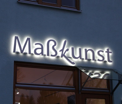 Leuchtreklame EGOLIGHT 3 Maßkunst <br /> Ein Unternehmen der <br /> RMARK GmbH & Co. KG iG